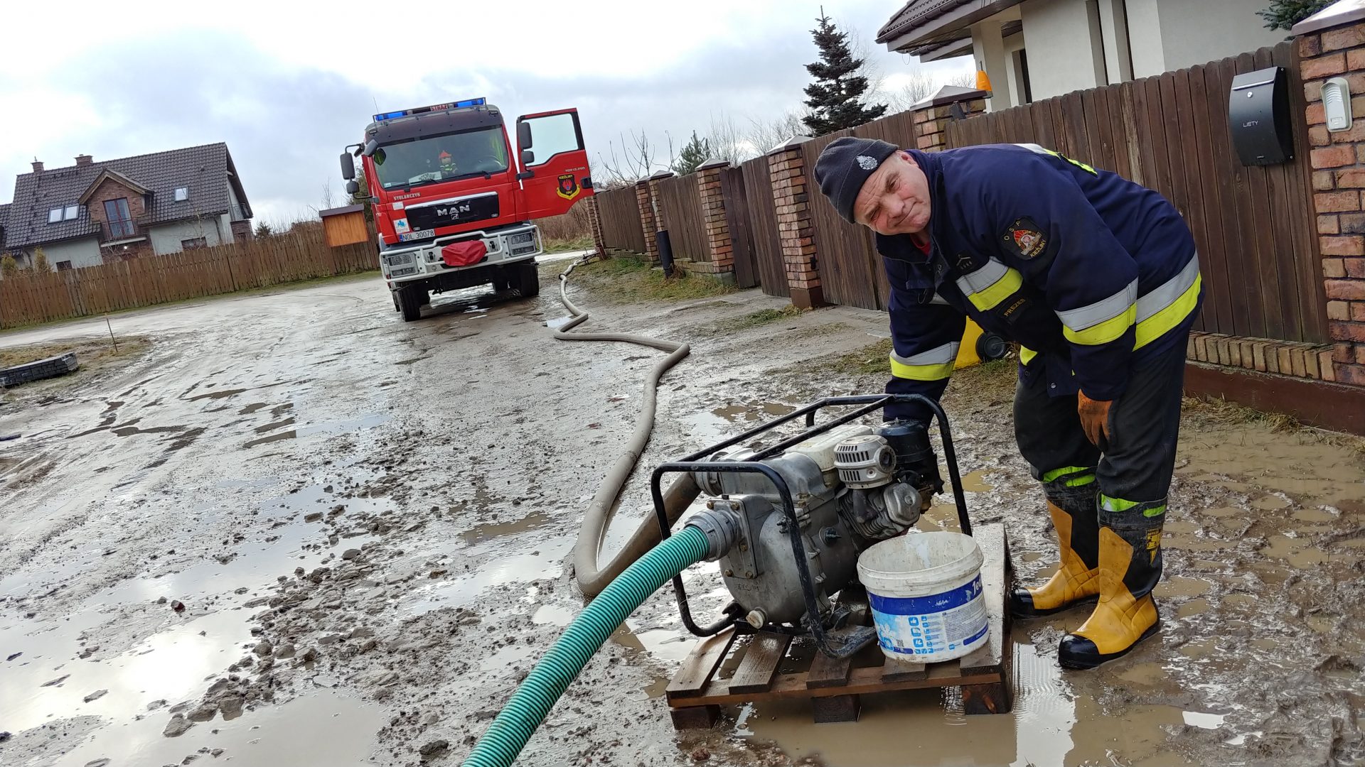 2018.01.28 Pompowanie wody ul. Klenczona - Kieźliny
